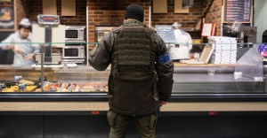 солдат в магазині солдат в магазині
