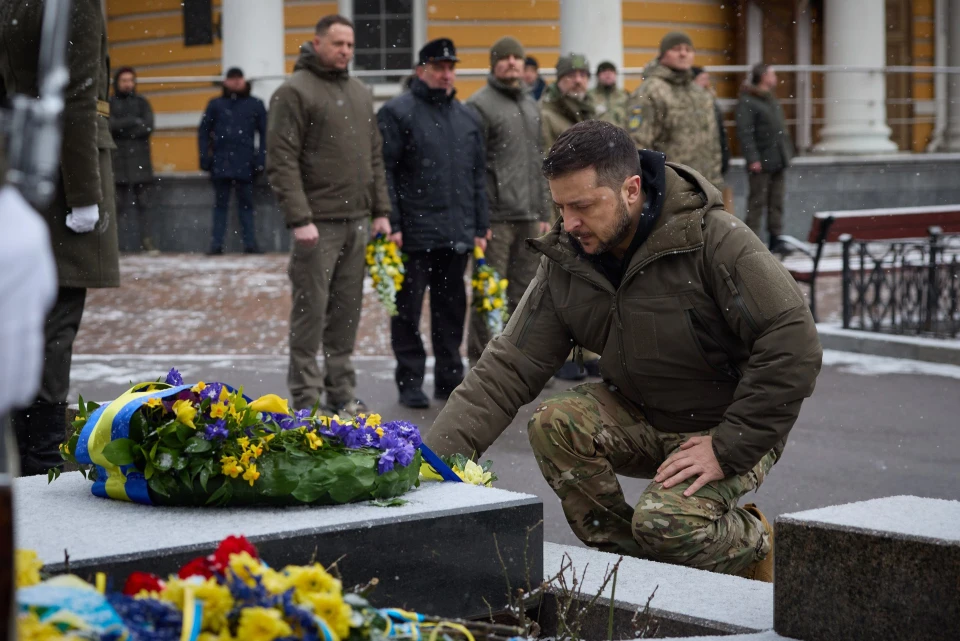 Перші особи держави вшанували Героїв Крут