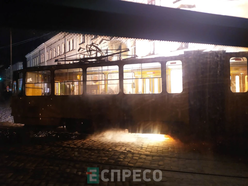 У Львові біля вокзалу загорівся трамвай