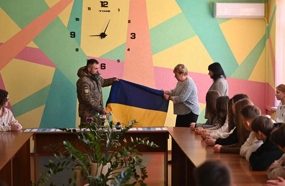 прапор з передової для школярів