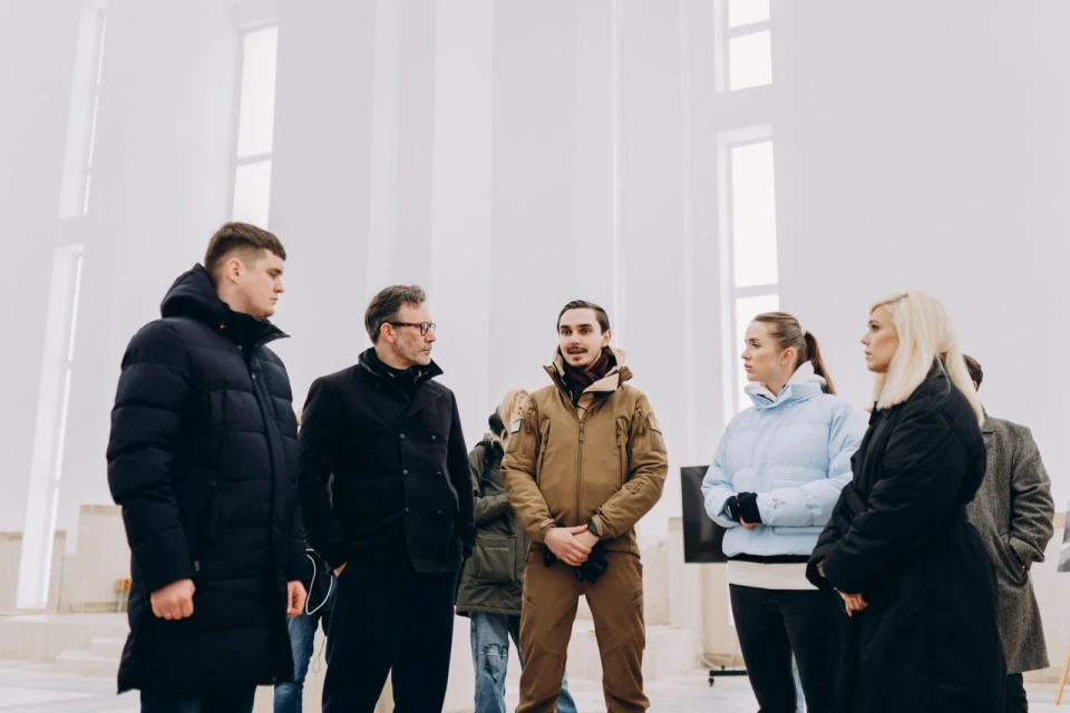 На фото: французький режисер Азанавічус у Бучі та Ірпіні
