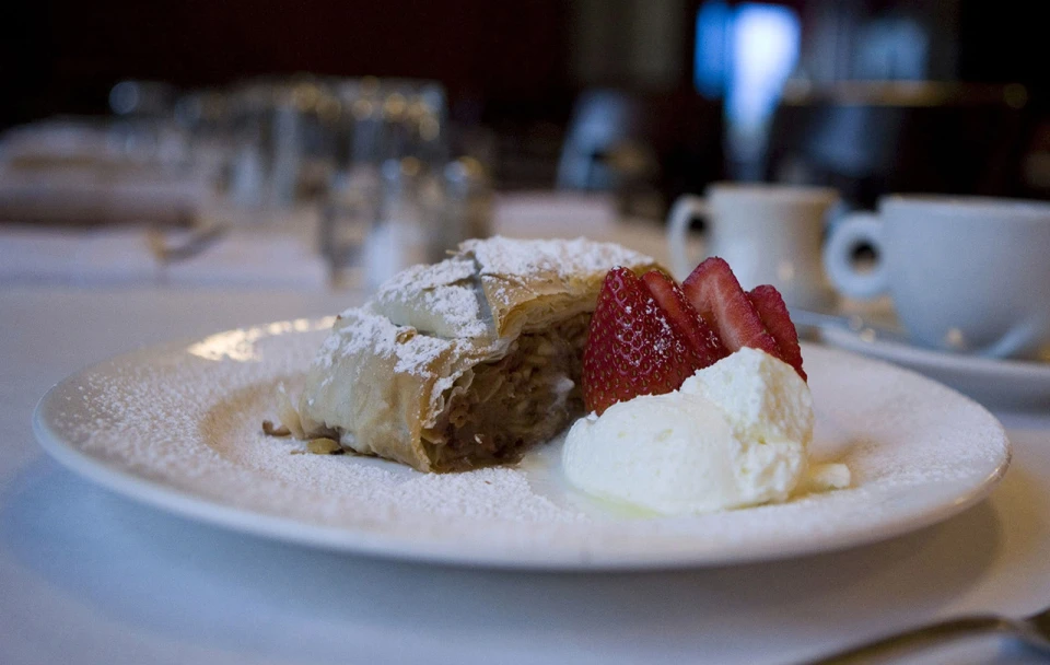 «Apfelstrudel» - віденський яблучний штрудель. Рецепт