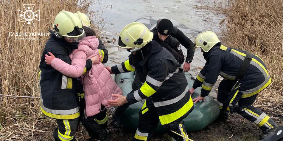 На Львівщині семикласниця провалилася під кригу на озері