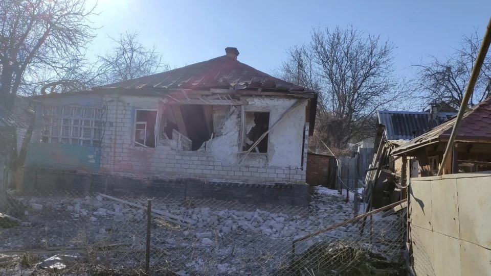 на фото наслідки обстрілу Дворічної