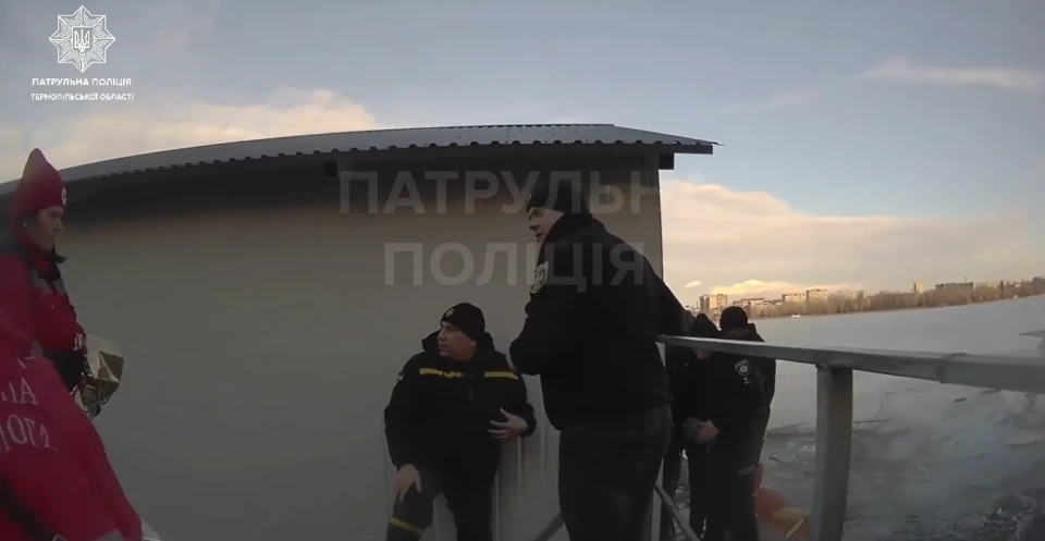 Тернопільські патрульні врятували рибалку, який провалився під кригу