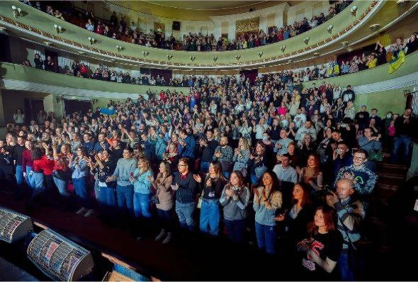 На фото: Останній концерт "Бумбокс" у Маріупольському драмтеатрі