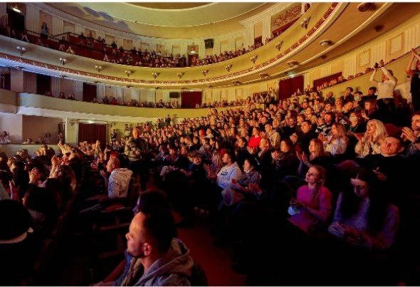 На фото: Останній концерт "Бумбокс" у Маріупольському драмтеатрі