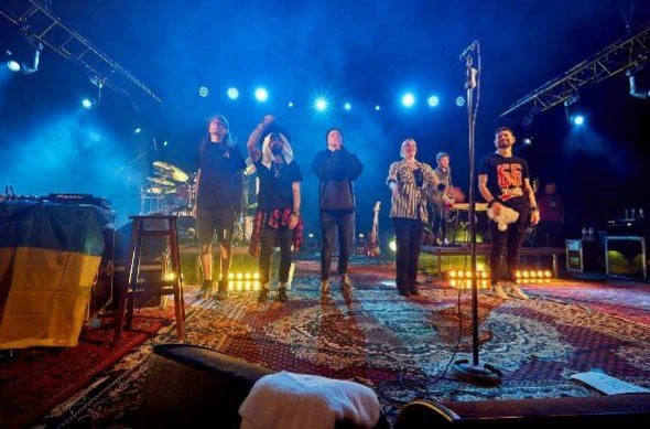 На фото: Останній концерт "Бумбокс" у Маріупольському драмтеатрі
