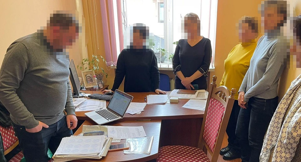 посадовці, які організували «бізнес» з переправляння чоловіків за кордон