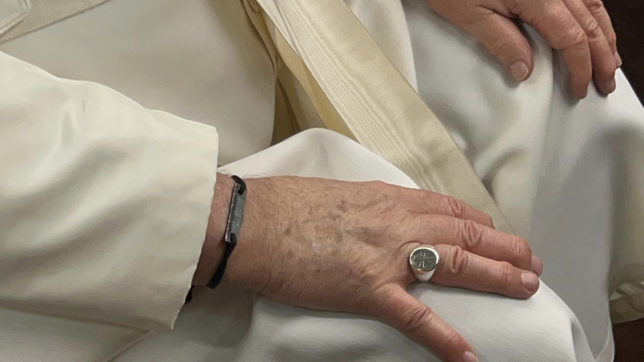 Pope Francis puts on bracelet from Azovstal and kisses Ukrainian flag ...