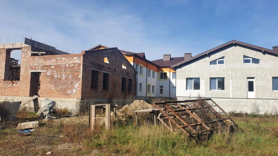 незавершене будівництво школи