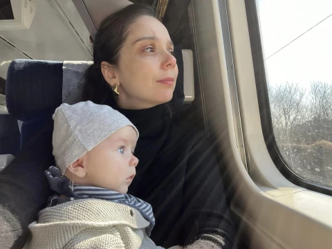 На фото: дружина Сенцова Вероніка Вельч із сином приїхала в Україну
