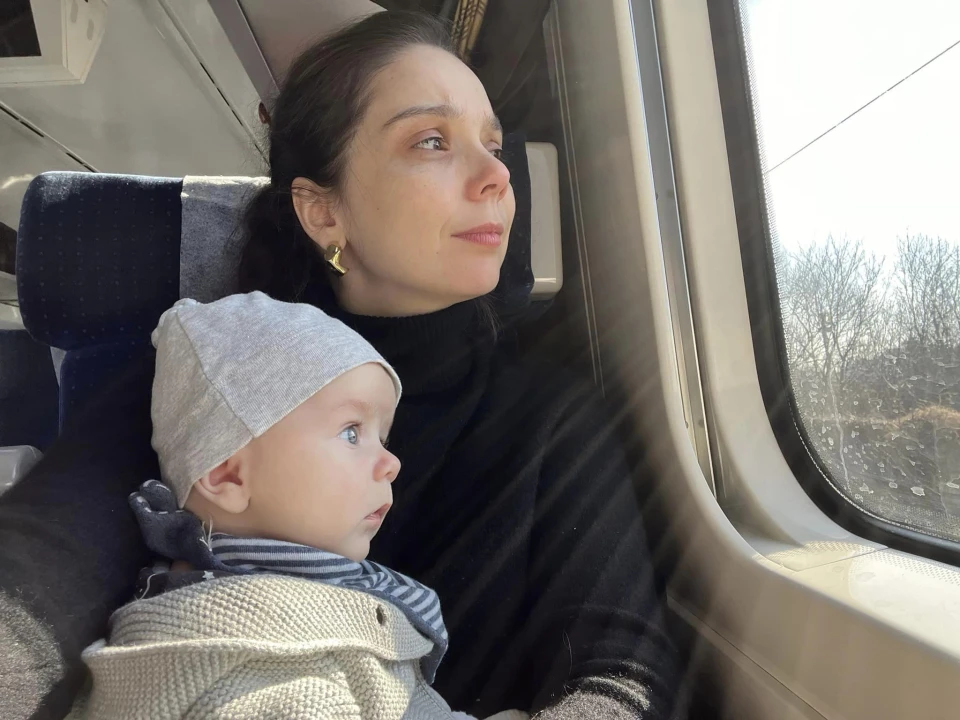 На фото: дружина Сенцова Вероніка Вельч із сином приїхала в Україну