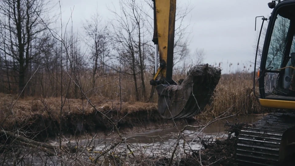 На кордоні з Білоруссю копають другу лінію протитанкових ровів