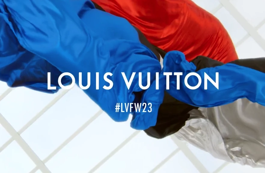 На фото: Louis Vuitton випустив ролик з літерою V на синьо-червоно-білому тлі