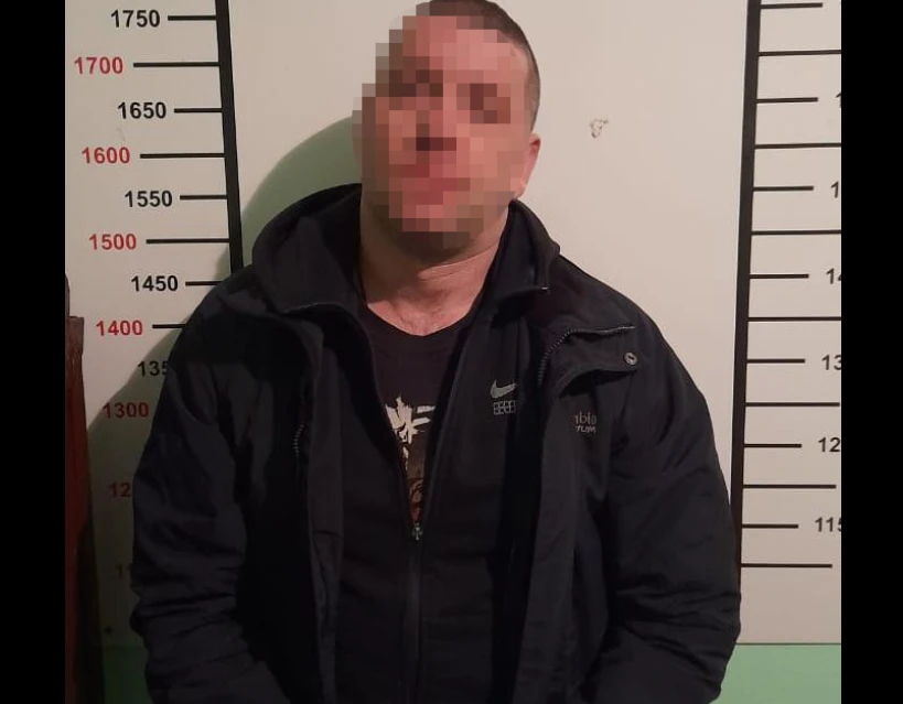 чоловік з гранатою