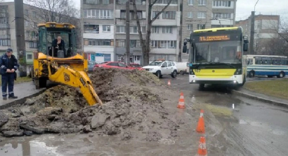 аварійний витік води на вул. Грінченка