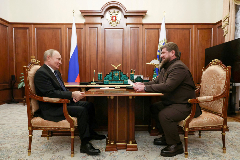 Vladimir Putin și Ramzan Kadyrov (dreapta)