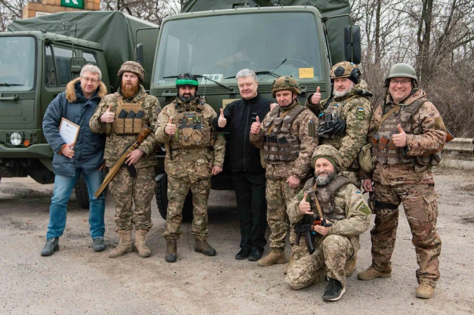 На Донеччині бійці отримали від Порошенка DAF, рації, дрони з тепловізорами та Старлінки
