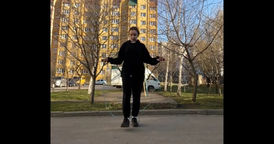 дівчинка зі скакалкою