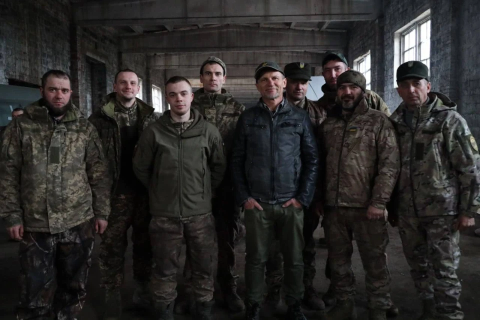 На фото: Олег Скрипка біля Бахмутавиступив для українських воїнів