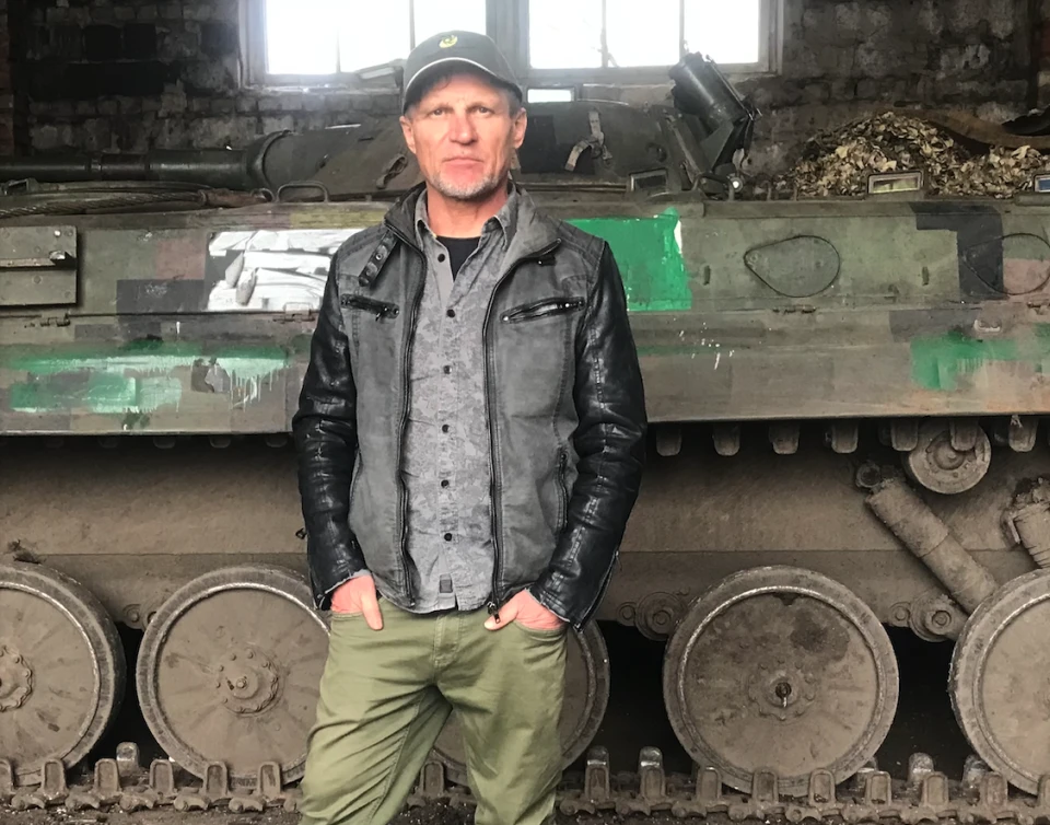 На фото: Олег Скрипка біля Бахмутавиступив для українських воїнів