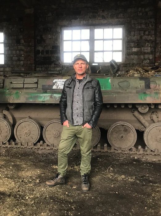 На фото: Олег Скрипка біля Бахмутавиступив для українських воїнів