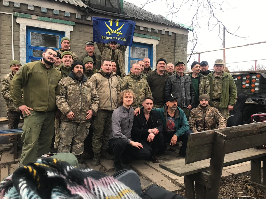 На фото: Олег Скрипка біля Бахмутавиступив для українських воїнів