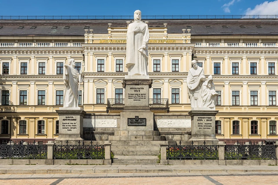 На фото: Пам'ятник княгині Ользі, святому апостолу Андрію Первозваному та просвітителям Кирилу і Мефодію у Києві