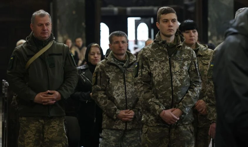 військові