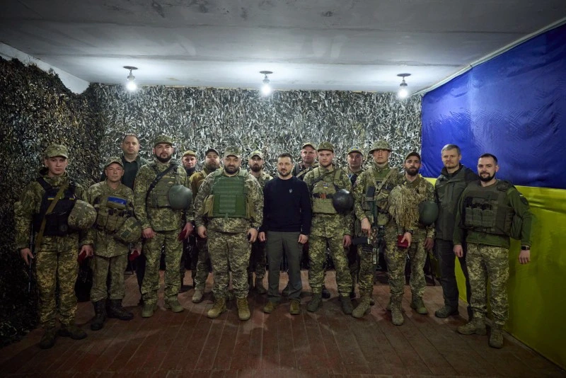 військові
