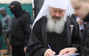 Митрополит УПЦ (МП) Павло розписується під час отримання повістки Митрополит УПЦ (МП) Павло розписується під час отримання повістки