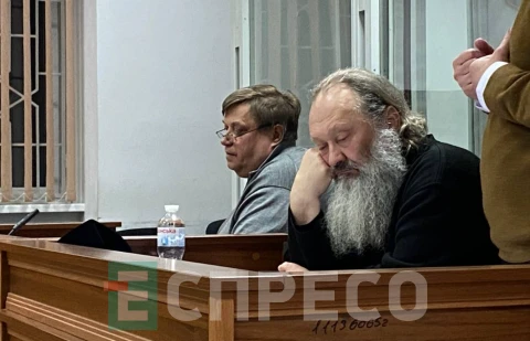 Митрополит УПЦ (МП) Павел со своим адвокатом Олегом Поваляевым в зале суда