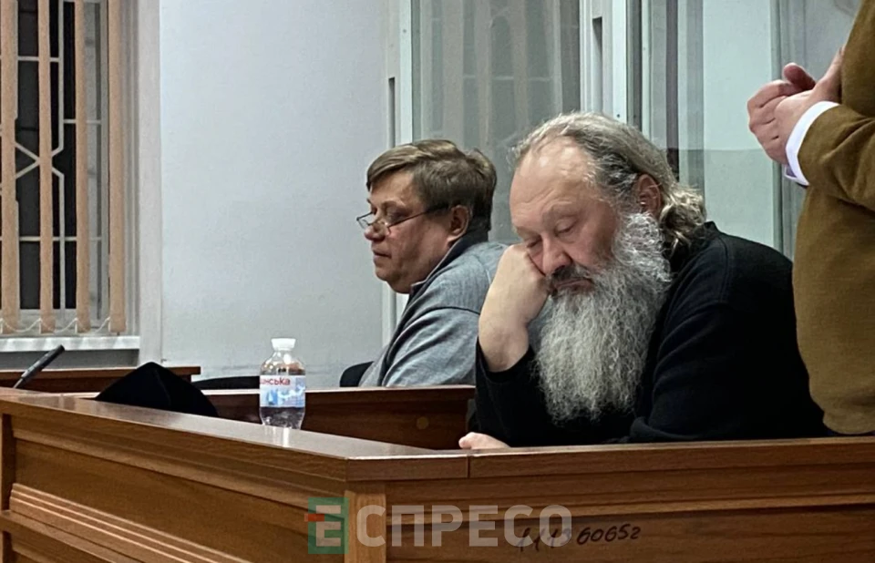 Митрополит УПЦ (МП) Павло зі своїм адвокатом Олегом Поваляєвим у залі суду