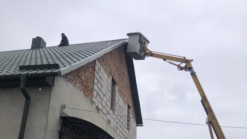 комунальники знімають лелеку