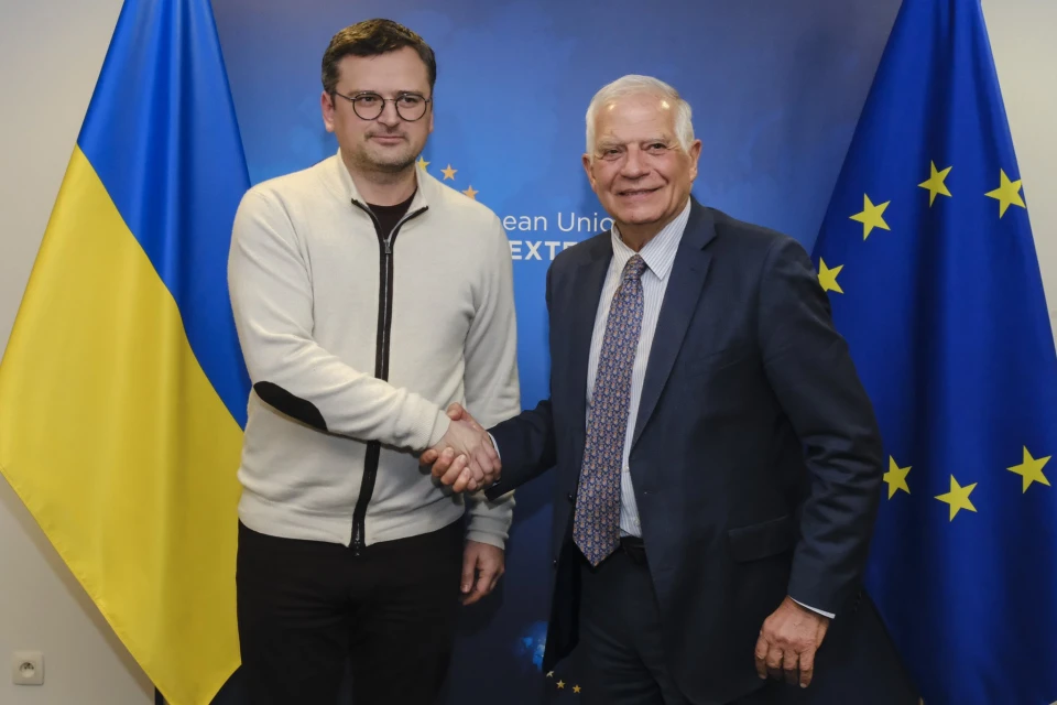 на фото Дмитро Кулеба і Жозеп Боррель