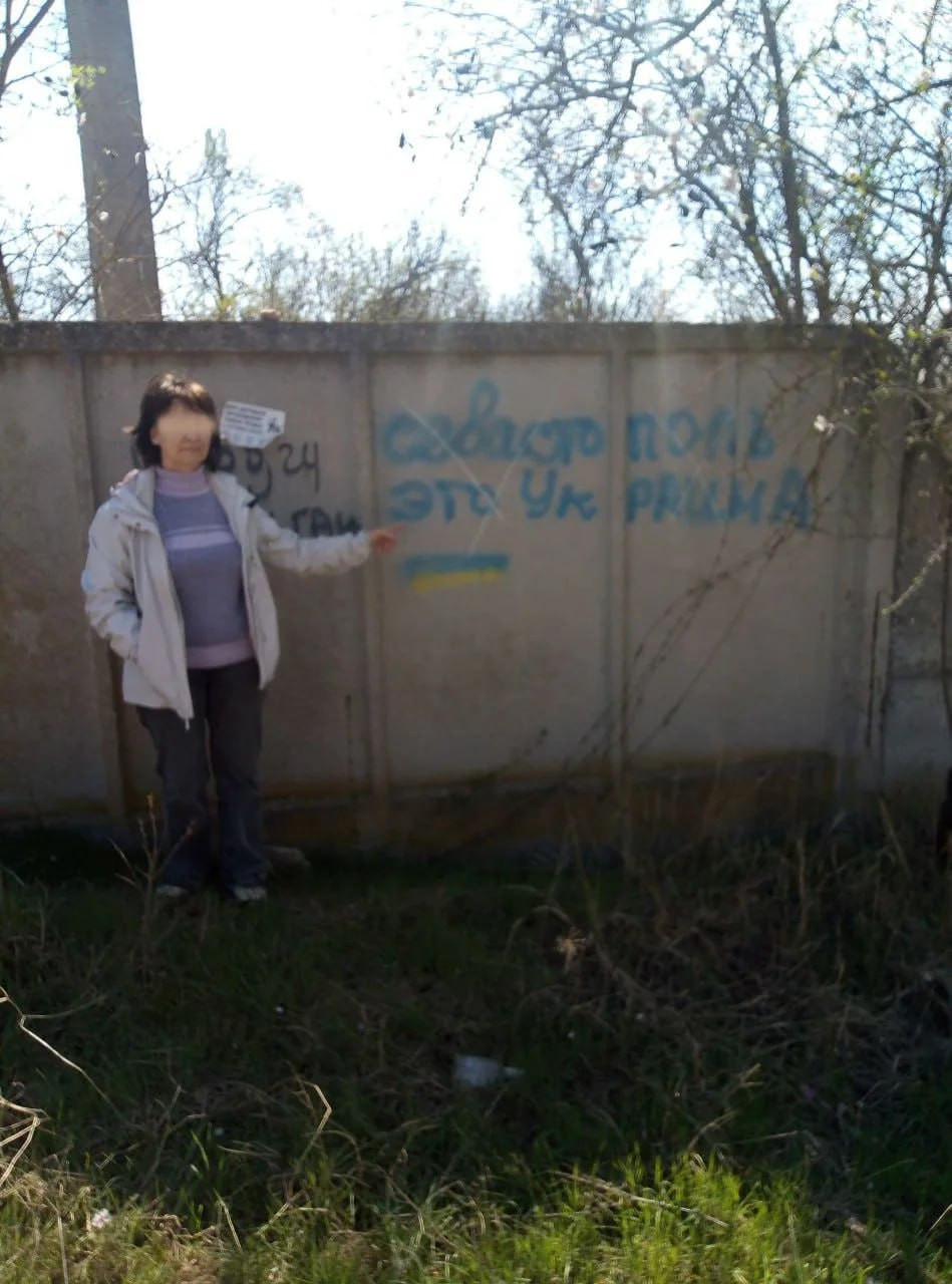 В окупованому Криму жінку затримали за проукраїнські написи на паркані