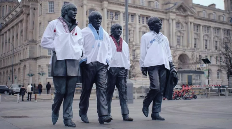 На фото: У Ліверпулі до "Євробачення" памʼятник Beatles вдягнули у вишиванки