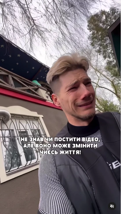 На фото: Блогер Волошин улігся в труну для "переосмислення життя" та нарвався на хейт