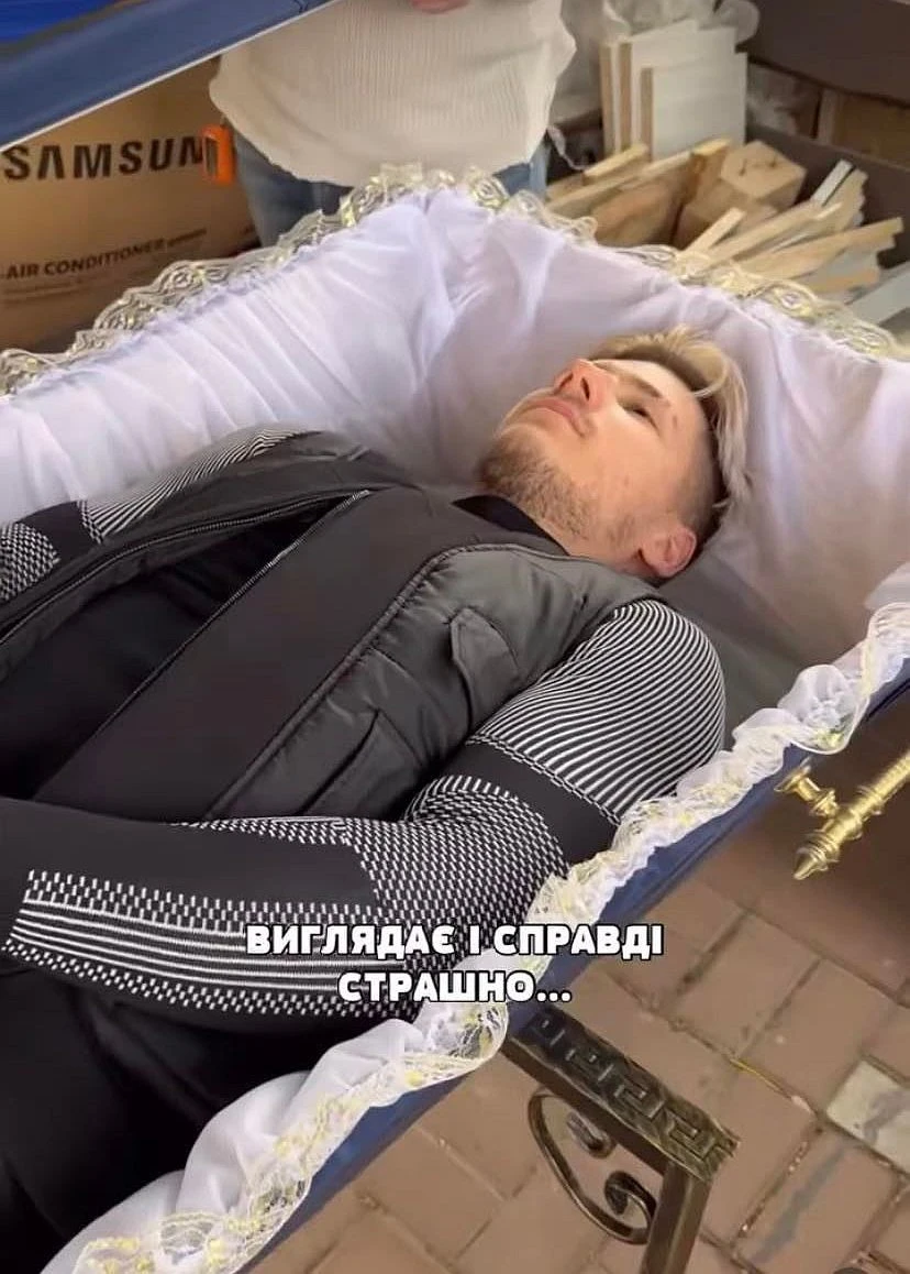 На фото: Блогер Волошин улігся в труну для "переосмислення життя" та нарвався на хейт