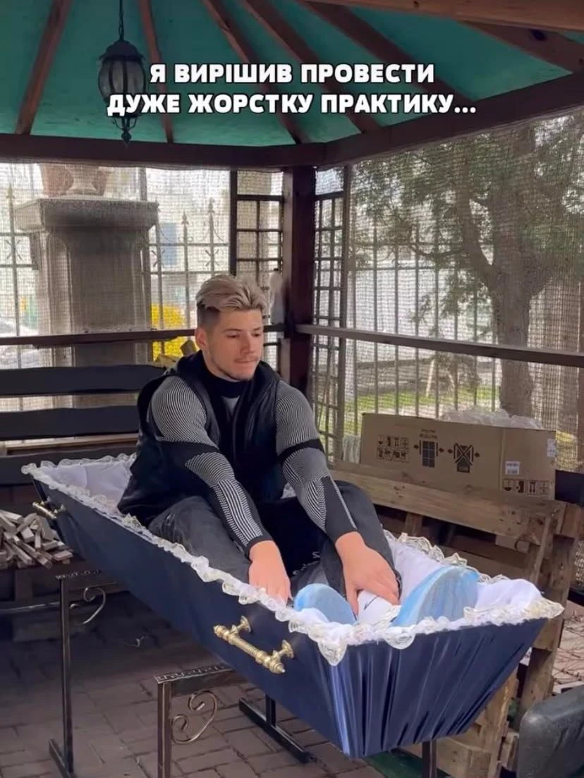 На фото: Блогер Волошин улігся в труну для "переосмислення життя" та нарвався на хейт