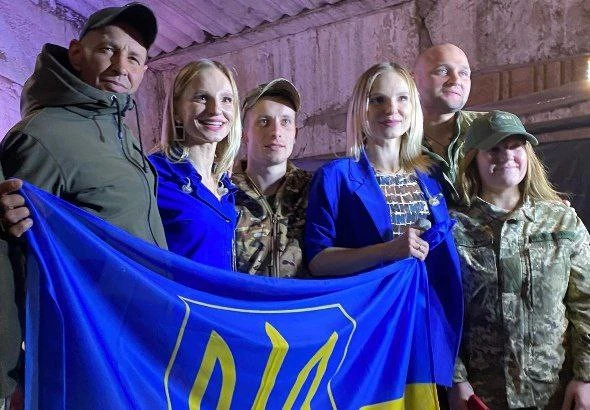 На фото: Анна-Марія виступили перед військовими