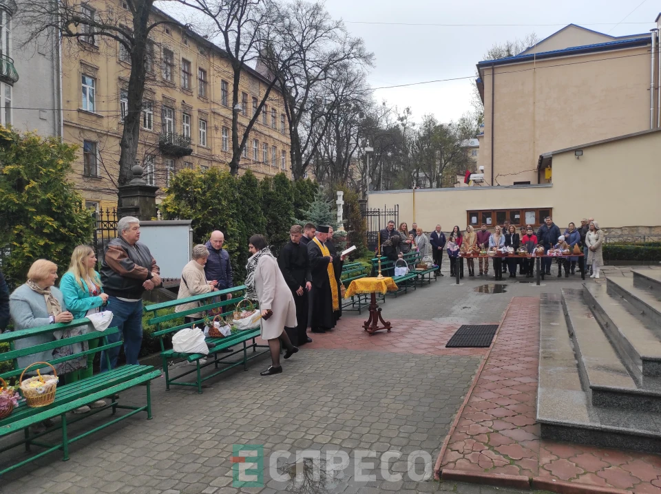 освячення великодніх кошиків