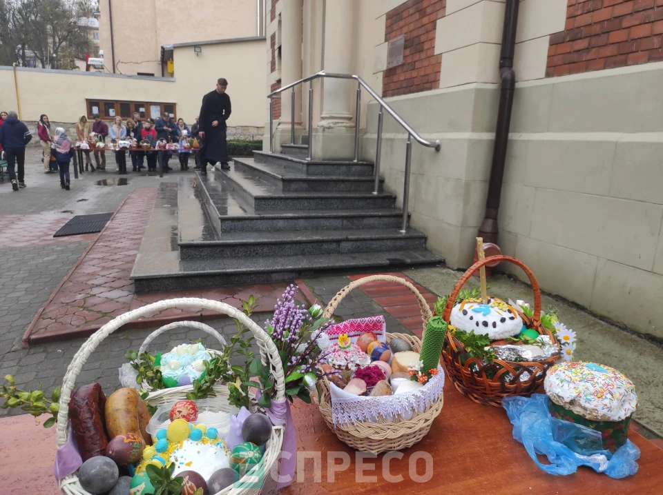 освячення великодніх кошиків