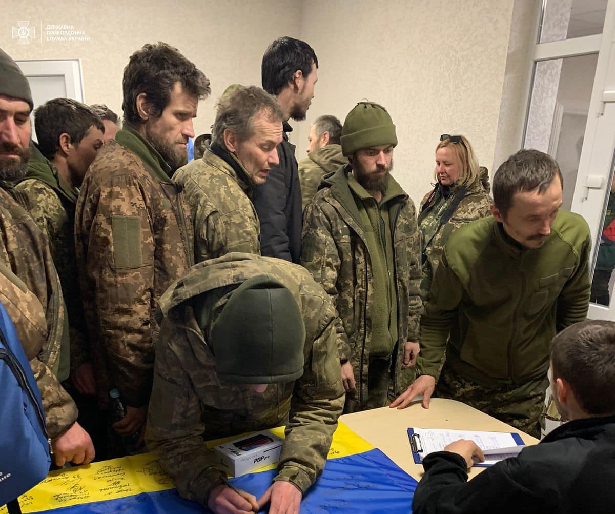 звільнені з полону бійці