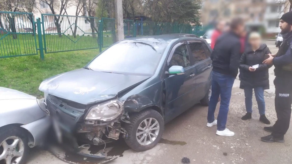 розтрощені автівки у Тернополі