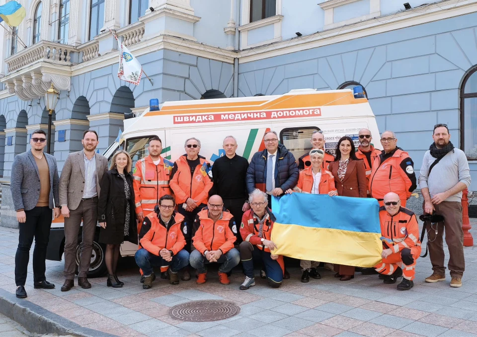 Італійські волонтери привезли у Чернівці авто швидкої