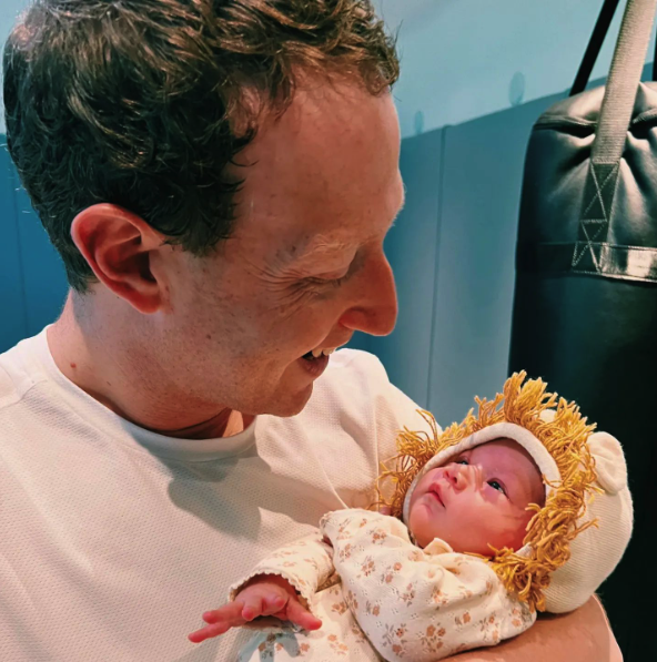 На фото: Цукерберг замилував знімком з новонародженою донькою