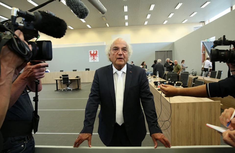 Адвокат позивача Томас Вальтер розмовляє з журналістами після зачитування вироку під час судового засідання над колишнім охоронцем нацистського концтабору Йозефом Шютцем