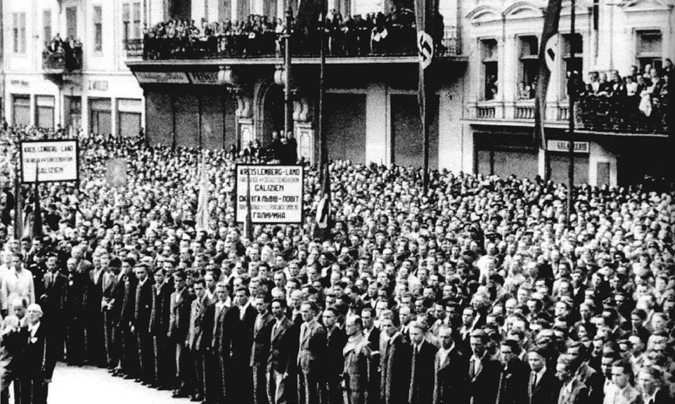 лави добровольців, що зголосилися до Дивізії біля Оперного театру у Львові, 18 липня 1943 р.